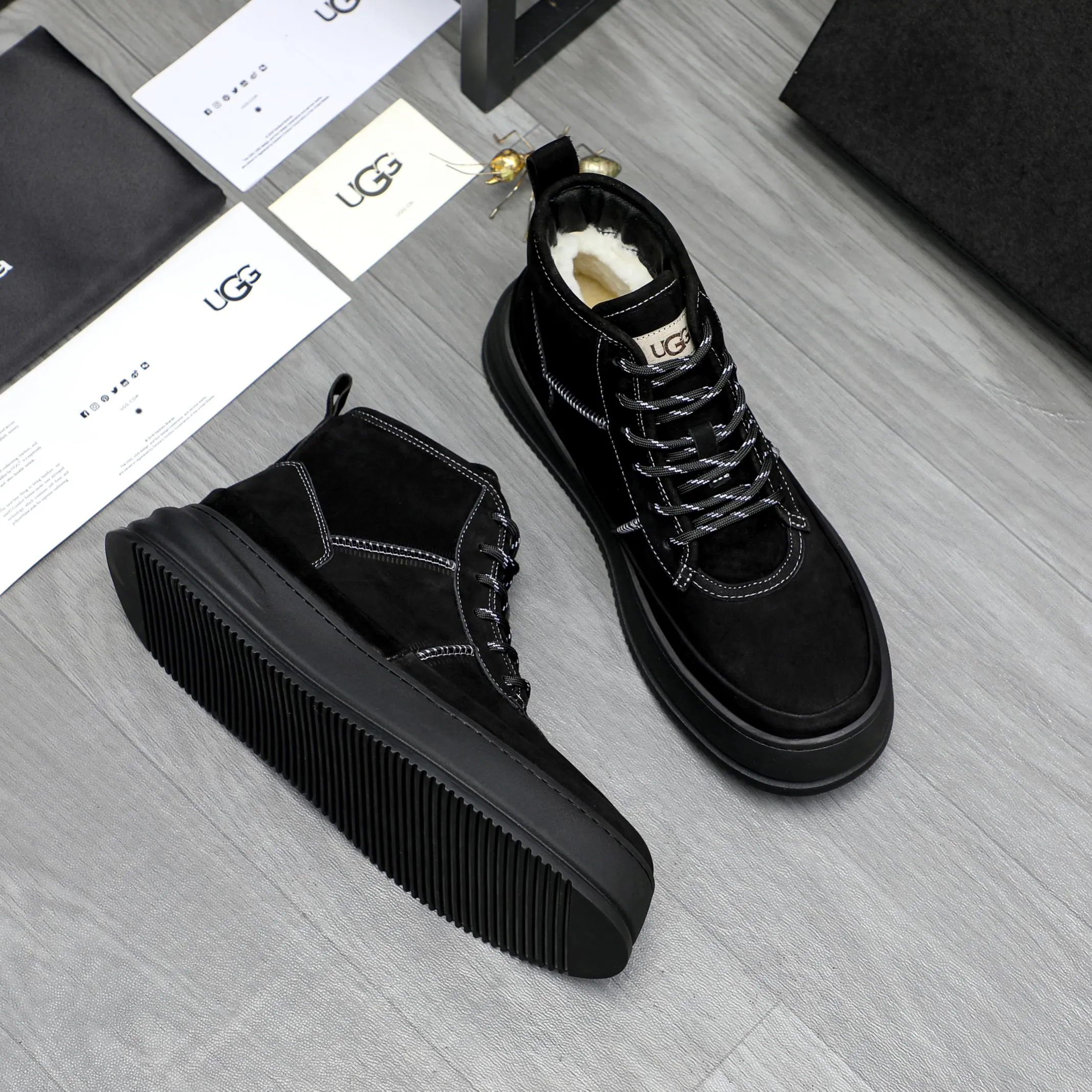 P620 Product trademark: "UGG" Gaobang men's shoes Regular size: 39-44 Product materials: Selected suede cowhide upper, wool lining, original outsole